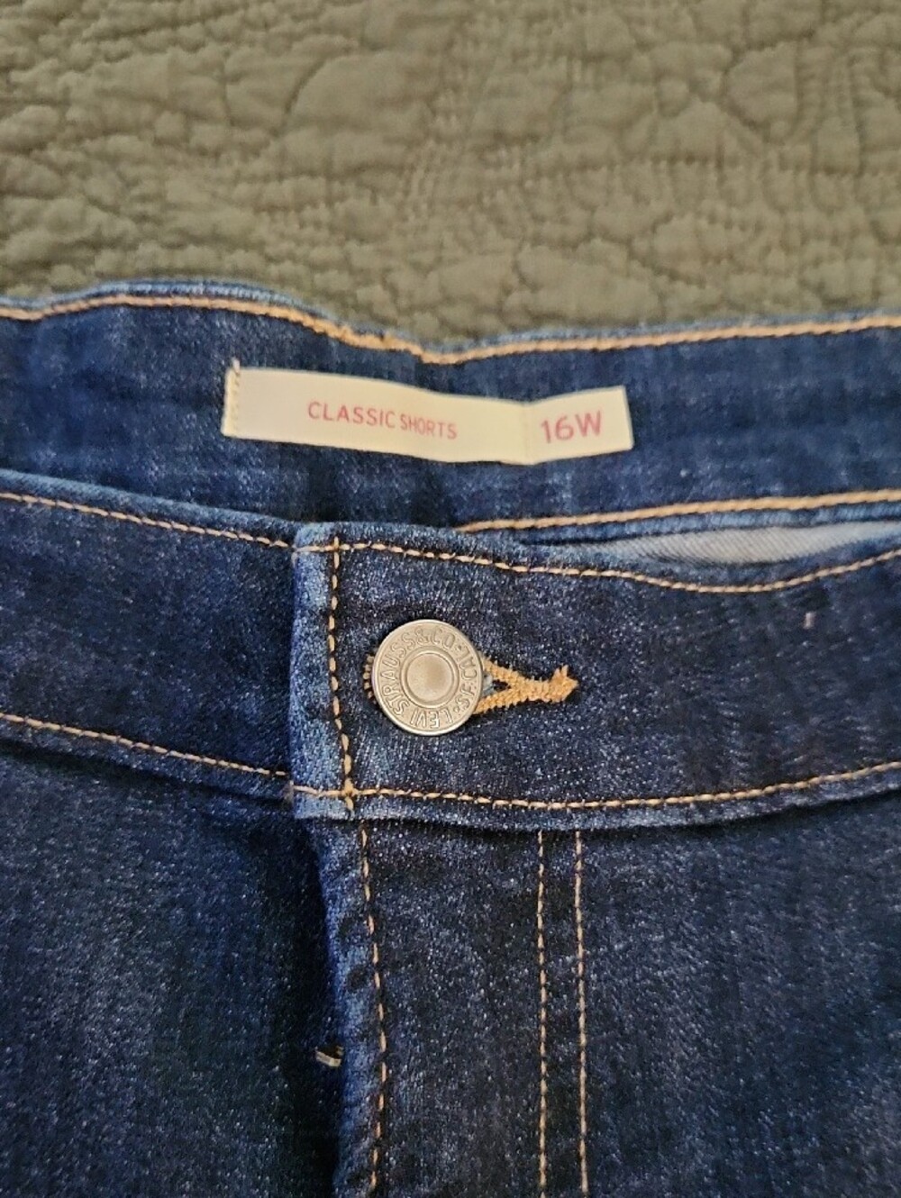 Levi's Women's Mid Length Jean Shorts W16 - Picture 2 of 3
